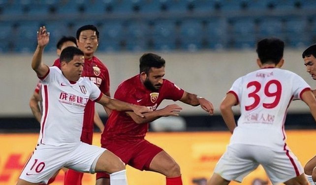 蓉城、申花领跑，多队陷入低谷