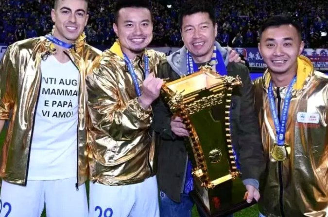 李帅晒照：曹赟定、莫雷诺与申花旧将共忆辉煌