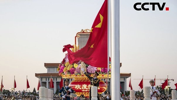 巴萨夺冠游行，亚马尔高举巴勒斯坦国旗引热议