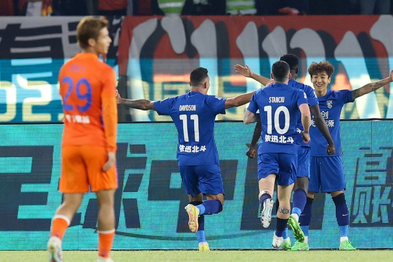 山东泰山3-3战平武汉三镇，赛后谢场时球迷表达不满