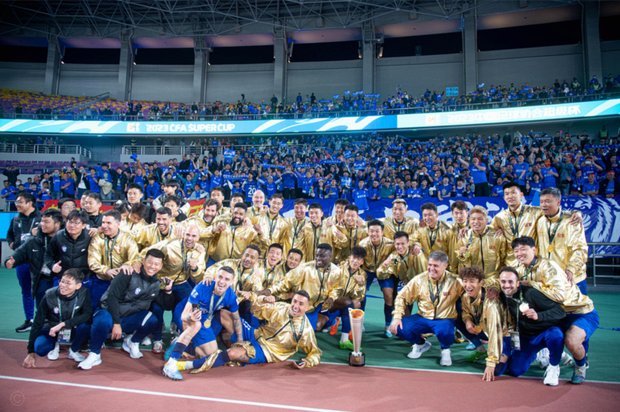 山东泰山3-3战平武汉三镇，赛后谢场时球迷表达不满