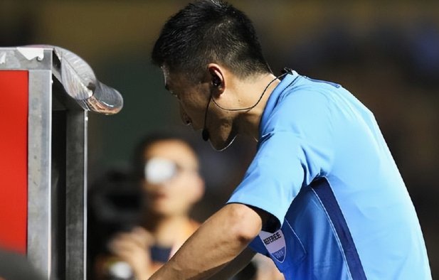 马宁的业务能力真不比这些欧洲裁判差 可惜了