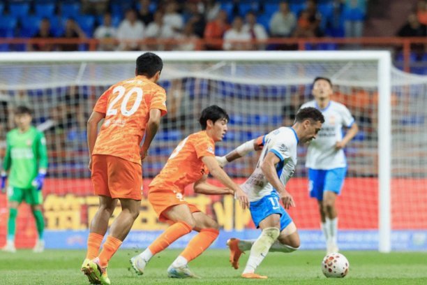 中超-彭欣力破门李苏达染红 青岛西海岸2-0青岛海牛