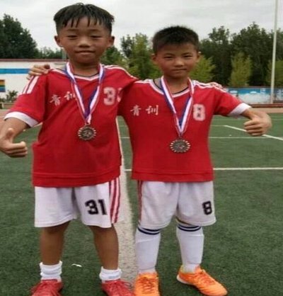 小将摇了外国孩子就能叫中国足球小将，为什么深圳老杨摇外国孩子就不能叫中国什么队呢