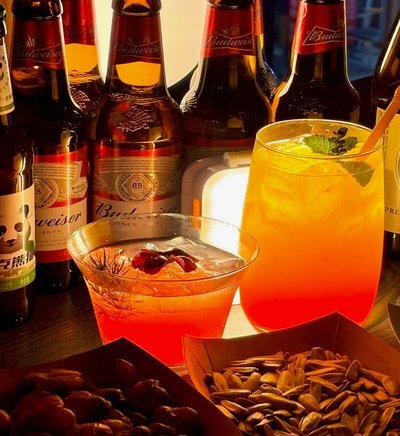 补水时间补酒，不莱梅传奇赛场边直接给艾尔顿上啤酒+烈酒