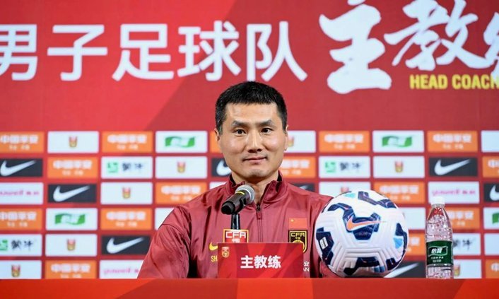 19岁中非混血球员首次代表国足出战