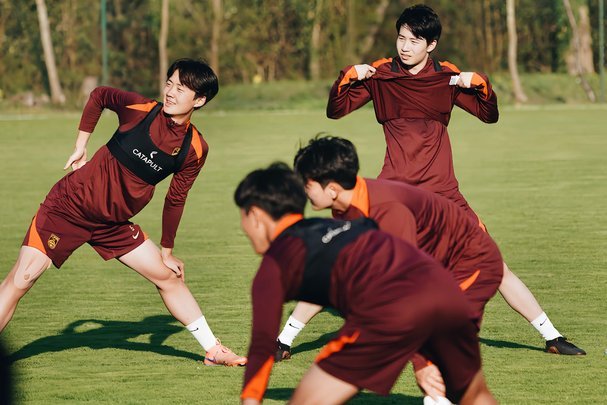 U16要好好确定下阵容和主力替补人员了，缺人就看下11年龄段的，和从U17叫两个下来也行