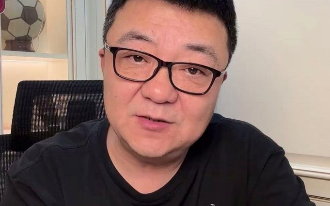 董路看台大喇叭指挥比赛，被主办方请离现场