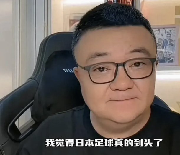 董路被禁赛，在看台用大喇叭指挥比赛被主办方制止！